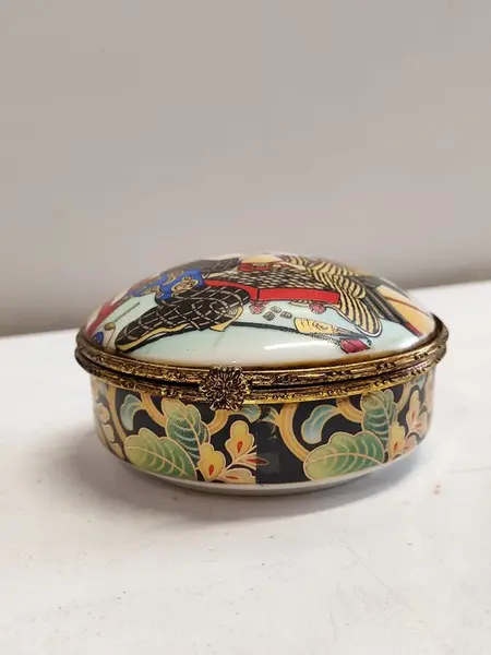 Foto de um(a) Porta Jóias Japanese Anos 90, da categoria de Porta-Jóias. Porta jóias japones em porcelana policromada e fecho em latão oxidado. Década de 1990.A: 4,5 cm Diâmetro: 7,5 cm Peso: 147 g. Mostrado de uma perspectiva diferente. Vendido no marketplace Trésors.