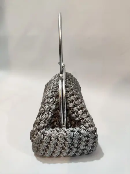 Foto de um(a) Bolsa Crochê Party, Década de 1940, da categoria de Bolsas. Bolsa de festa em crochê com linha prata e fecho de metal com detalhes em baixo relevo e alça também em metal, década de... Mostrado de uma perspectiva diferente. Vendido no marketplace Trésors.
