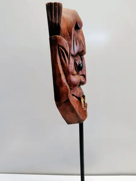 Foto de um(a) Escultura Africana em Madeira, Década de 1990, da categoria de Escultura. Escultura máscara africana em madeira, década de 1990. A: 47,5cm / L : 12,5cm / P: 6cm 14cm diâmetro da base 660g. Mostrado de uma perspectiva diferente. Vendido no marketplace Trésors.