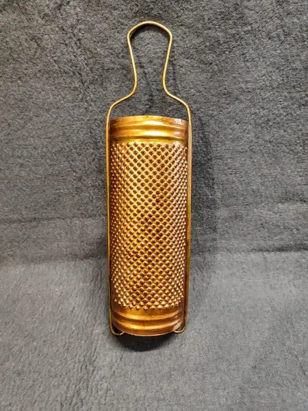 Foto de um(a) Ralador de Queijo em Alumínio com Pátina Cobre, Peça Decorativa, Década de 1970, da categoria de Outros objetos decorativos. Ralador de queijo em alumínio com pátina cobre envelhecida e azinhavrada, da década de 1970. Ideal para uso ou decoração.... Mostrado de uma perspectiva diferente. Vendido no marketplace Trésors.