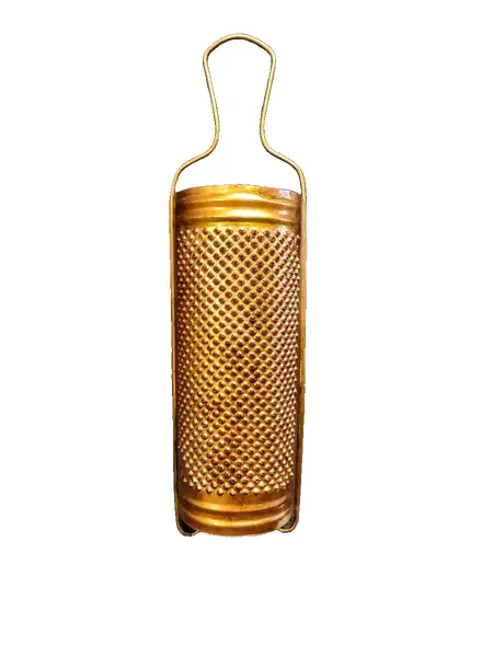Foto de um(a) Ralador de Queijo em Alumínio com Pátina Cobre, Peça Decorativa, Década de 1970, da categoria de Outros objetos decorativos. Ralador de queijo em alumínio com pátina cobre envelhecida e azinhavrada, da década de 1970. Ideal para uso ou decoração.... Vendido no marketplace Trésors.
