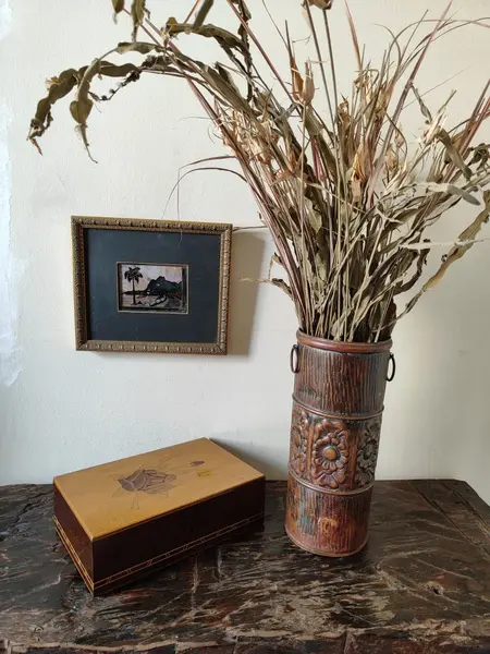Foto de um(a) Vaso em Cobre, Década de 1970, da categoria de Vasos. Vaso em cobre rebatido com motivo floral com duas argolas nas laterais, década de 1970. A: 28,5 cm / Diâmetro: 11,5 cm... Mostrado de uma perspectiva diferente. Vendido no marketplace Trésors.