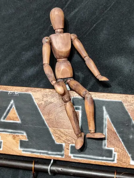 Foto de um(a) Calunga Articulado com Suporte, Década de 2000, da categoria de Modelos e estatuetas. Calunga articulado com suporte em madeira com acabamento em imbuia envelhecido, década de 2000.A: 30 cm / L: 8 cm / P: 3,5cm... Mostrado de uma perspectiva diferente. Vendido no marketplace Trésors.