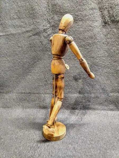 Foto de um(a) Calunga Articulado com Suporte, Década de 2000, da categoria de Modelos e estatuetas. Calunga articulado com suporte em madeira com acabamento em imbuia envelhecido, década de 2000.A: 30 cm / L: 8 cm / P: 3,5cm... Mostrado de uma perspectiva diferente. Vendido no marketplace Trésors.