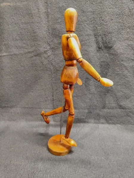 Foto de um(a) Calunga Articulado em Madeira com Suporte, Década de 2000, da categoria de Modelos e estatuetas. Calunga articulado em madeira com acabamento em cedro envelhecido e suporte, década de 2000.A: 40 cm / L: 10 cm / P: 5cm... Mostrado de uma perspectiva diferente. Vendido no marketplace Trésors.