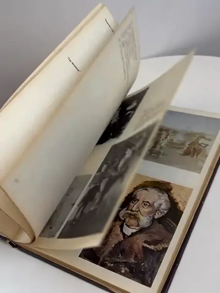 Foto de um(a) Livro capa dura em português - Picasso - 1981, da categoria de Livros. Livro capa dura em português, de 1981, muito ilustrado a cores, sobre as obras de Picasso. Marcas do tempo e uso. 150... Mostrado de uma perspectiva diferente. Vendido no marketplace Trésors.