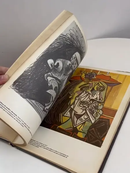 Foto de um(a) Livro capa dura em português - Picasso - 1981, da categoria de Livros. Livro capa dura em português, de 1981, muito ilustrado a cores, sobre as obras de Picasso. Marcas do tempo e uso. 150... Mostrado de uma perspectiva diferente. Vendido no marketplace Trésors.