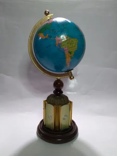 Foto de um(a) Globo Dourado Vintage, da categoria de Globos. Globo terrestre em latão, alumínio e madeira, com pegada vintage. Peça única pelo designer marcelus ribas. A: 33cm / D: 13cm... Mostrado de uma perspectiva diferente. Vendido no marketplace Trésors.