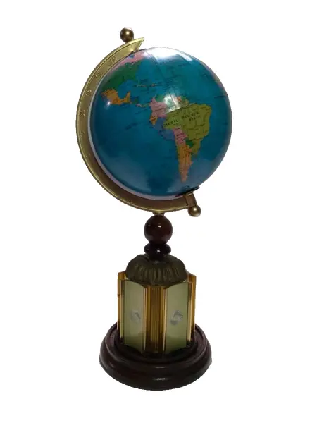 Foto de um(a) Globo Dourado Vintage, da categoria de Globos. Globo terrestre em latão, alumínio e madeira, com pegada vintage. Peça única pelo designer marcelus ribas. A: 33cm / D: 13cm... Vendido no marketplace Trésors.