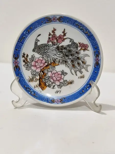 Foto de um(a) Mini Conjunto em Porcelana Chinesa, Década de 1970, da categoria de Conjuntos de café e chá. Miniatura chinesa de chaleira e prato em porcelana policromada com pavão e flores de cerejeira, década de 1970. A da... Mostrado de uma perspectiva diferente. Vendido no marketplace Trésors.