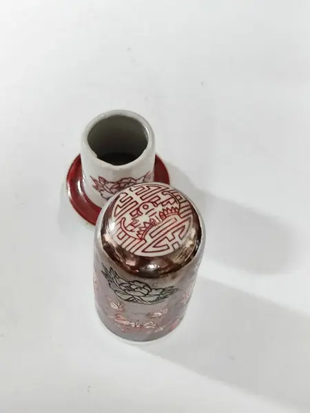 Foto de um(a) Paliteiro Japonês em Porcelana Policromada, Década de 1990, da categoria de Paliteiros. Paliteiro japonês em porcelana policromada escrito em kani com ideograma vida, década de 1990.A: 9 cm / Diâmetro: 3,7 cm... Mostrado de uma perspectiva diferente. Vendido no marketplace Trésors.