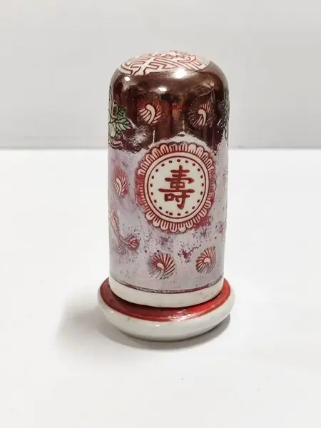 Foto de um(a) Paliteiro Japonês em Porcelana Policromada, Década de 1990, da categoria de Paliteiros. Paliteiro japonês em porcelana policromada escrito em kani com ideograma vida, década de 1990.A: 9 cm / Diâmetro: 3,7 cm... Mostrado de uma perspectiva diferente. Vendido no marketplace Trésors.