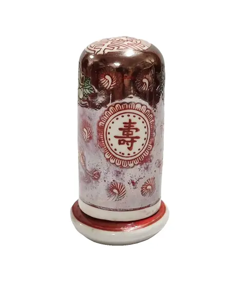 Foto de um(a) Paliteiro Japonês em Porcelana Policromada, Década de 1990, da categoria de Paliteiros. Paliteiro japonês em porcelana policromada escrito em kani com ideograma vida, década de 1990.A: 9 cm / Diâmetro: 3,7 cm... Vendido no marketplace Trésors.