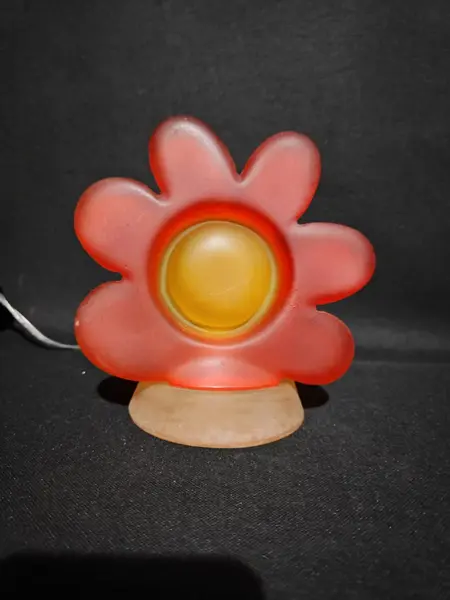 Foto de um(a) Luminária Flor Imaginarium, Década de 1990, da categoria de Abajures. Luminária flor de mesa, em resina nas cores bege, amarela e laranja com lâmpada 220 w. Da marca imaginarium dos anos 1990. ... Mostrado de uma perspectiva diferente. Vendido no marketplace Trésors.