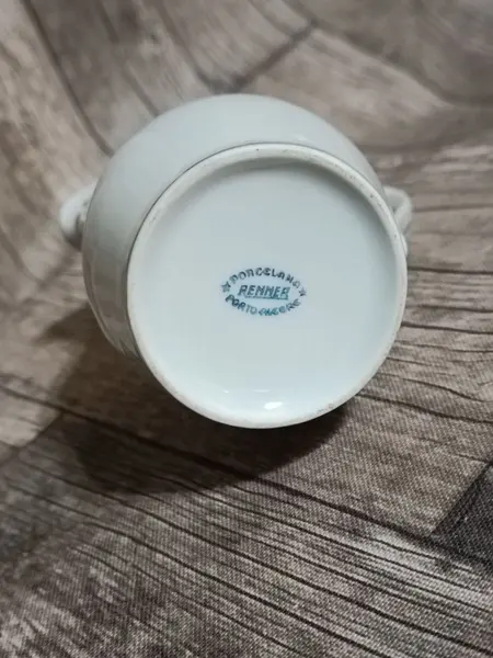 Foto de um(a) Cremeira Branca e Ouro, Renner, Década de 1970, da categoria de Cremeiras. Cremeira em porcelana branca com filete e detalhes em ouro, década de 1970 marca: renner, porto alegre A: 11cm L alça até o... Mostrado de uma perspectiva diferente. Vendido no marketplace Trésors.