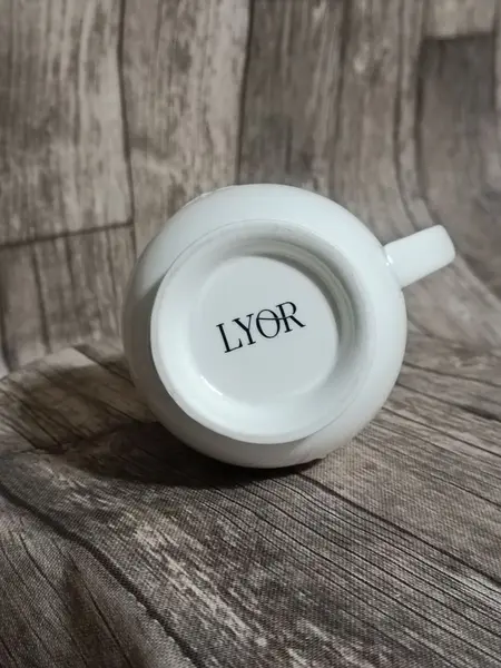 Foto de um(a) Cremeiras Camafeu Lyor, Década de 1990, da categoria de Cremeiras. Cremeira em porcelana branca com camafeu em relevo, década de 1990. Marca: Lyor.A: 10,5cm / L da alça até o bico: 11cm / D:... Mostrado de uma perspectiva diferente. Vendido no marketplace Trésors.