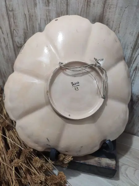 Foto de um(a) Prato Terracota Cena Campestre anos 40, da categoria de Pratos Decorativos. Prato em terracota esmaltado, pintado à mão nas cores bege, preto, cinza e amarela com arabescos na borda e oito gomos. Cena... Mostrado de uma perspectiva diferente. Vendido no marketplace Trésors.