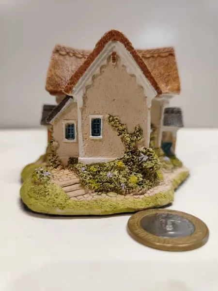 Foto de um(a) Miniatura Casinha em Arquitetura Provençal, Década de 1990, da categoria de Modelos e estatuetas. Miniatura em resina policromada de casa com arquitetura provençal, década de 1990 A: 8 cm L: 10 P: 9,5 cm peso: 210 g. Mostrado de uma perspectiva diferente. Vendido no marketplace Trésors.