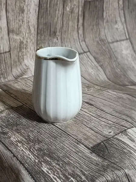 Foto de um(a) Cremeira Porcelana Branca Filetada a Ouro, Década de 1970, da categoria de Cremeiras. Cremeira em porcelana branca canelada com filete, alça e bico em ouro, década de 1970 sem marca do fabricante. A: 9cm L alça... Mostrado de uma perspectiva diferente. Vendido no marketplace Trésors.