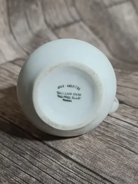 Foto de um(a) Cremeirinha Porcelana Branca, Década de 2000, da categoria de Cremeiras. Cremeira em porcelana branca lisa, década de 2000 marca: porcelain china, procedência chinesa A: 6,5cm L alça até o bico:... Mostrado de uma perspectiva diferente. Vendido no marketplace Trésors.