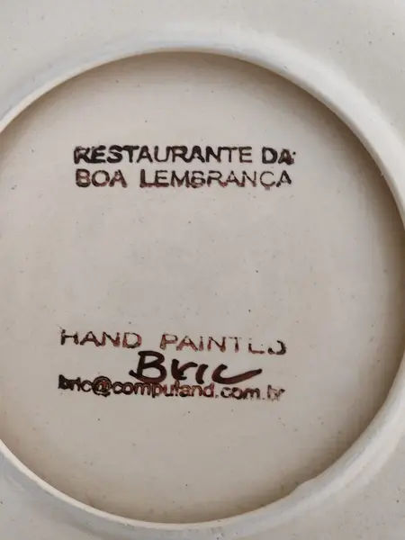 Foto de um(a) Prato Decorativo Peppo Cucina, Porto Alegre, 2012, da categoria de Pratos Decorativos. Prato em cerâmica com nome de restaurante da região sul do país. Peppo cucina, porto alegre, 2012. Pintura à mão com design... Mostrado de uma perspectiva diferente. Vendido no marketplace Trésors.