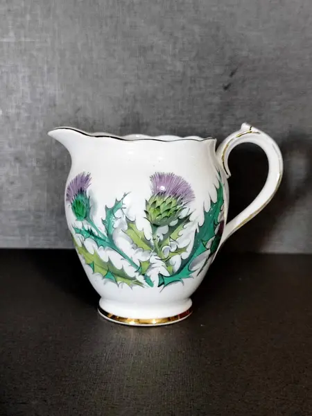Foto de um(a) Cremeira Porcelana Queen Oth Highlands, Década de 1990, da categoria de Cremeiras. Cremeira em porcelana policromada e filetada em ouro com estampa de flores de alcachofra. Fabricante china para queen oth... Mostrado de uma perspectiva diferente. Vendido no marketplace Trésors.