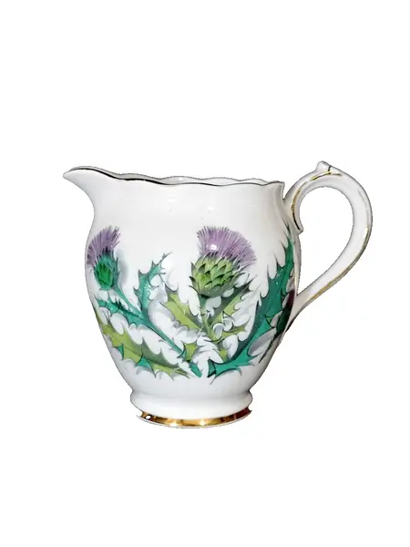 Foto de um(a) Cremeira Porcelana Queen Oth Highlands, Década de 1990, da categoria de Cremeiras. Cremeira em porcelana policromada e filetada em ouro com estampa de flores de alcachofra. Fabricante china para queen oth... Vendido no marketplace Trésors.