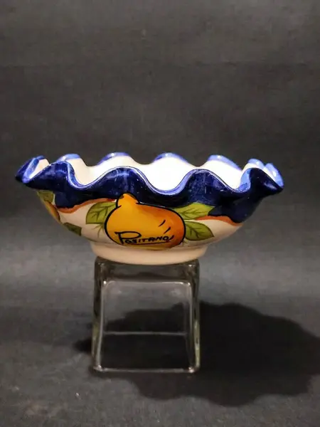 Foto de um(a) Bowl em Cerâmica Italiana, Década de 1980, da categoria de Tigelas decorativas. Pequeno bowl em cerâmica italiana policromada e com estampa de limão siciliano e borda azul cobalto. Cidade de positano,... Mostrado de uma perspectiva diferente. Vendido no marketplace Trésors.