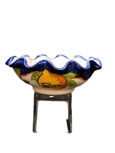 Foto de um(a) Bowl em Cerâmica Italiana, Década de 1980, da categoria de Tigelas decorativas. Pequeno bowl em cerâmica italiana policromada e com estampa de limão siciliano e borda azul cobalto. Cidade de positano,... Vendido no marketplace Trésors.