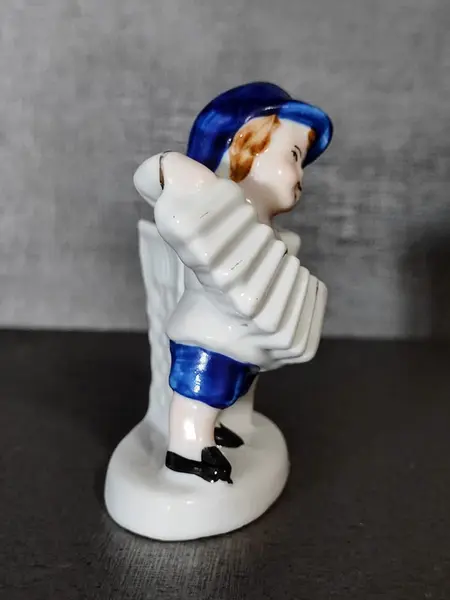Foto de um(a) Paliteiro Porcelana, Década de 1940, da categoria de Paliteiros. Paliteiro brasileiro em porcelana policromada com filete em ouro, década de 1940. Apresenta um bicado no suporte dos... Mostrado de uma perspectiva diferente. Vendido no marketplace Trésors.