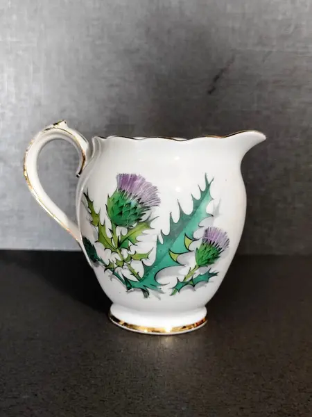 Foto de um(a) Cremeira Porcelana Queen Oth Highlands, Década de 1990, da categoria de Cremeiras. Cremeira em porcelana policromada e filetada em ouro com estampa de flores de alcachofra. Fabricante china para queen oth... Mostrado de uma perspectiva diferente. Vendido no marketplace Trésors.