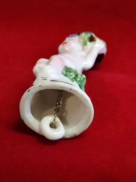 Foto de um(a) Sineta Baco Baby em Porcelana Italiana, Década de 1970, da categoria de Outros colecionáveis. Sineta de mesa em porcelana italiana policromada representando baco baby, com badalo em porcelana, década de 1970. A: 8,5 cm... Mostrado de uma perspectiva diferente. Vendido no marketplace Trésors.