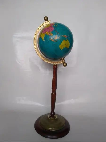 Foto de um(a) Globo Madeira e Latão, da categoria de Globos. Globo terrestre com base em madeira torneada e latão, haste dourada. Peso: 330g A: 44 cm D globo: 13cm D base: 16 cm. Mostrado de uma perspectiva diferente. Vendido no marketplace Trésors.