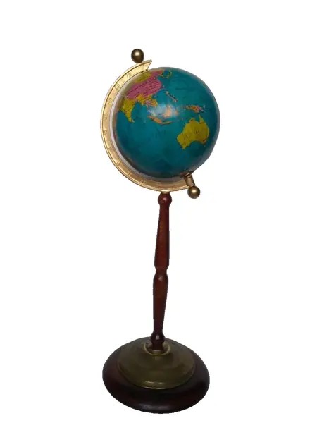 Foto de um(a) Globo Madeira e Latão, da categoria de Globos. Globo terrestre com base em madeira torneada e latão, haste dourada. Peso: 330g A: 44 cm D globo: 13cm D base: 16 cm. Vendido no marketplace Trésors.