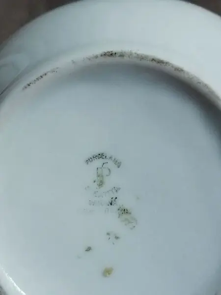 Foto de um(a) Cremeira Porcelana Steatita, Década de 1940, da categoria de Cremeiras. Cremeira em porcelana branca lisa, década de 1940 porcelana steatita. A: 10cmL alça até o bico: 11cm D: 8cm. Mostrado de uma perspectiva diferente. Vendido no marketplace Trésors.