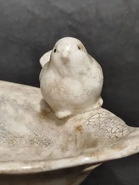 Foto de um(a) Prato de Porcelana com Pássaros, Década de 1940, da categoria de Pratos Decorativos. Prato de porcelana com dois pássaros na borda, craquelado e com marcas de uso que o deixou único, década de 1940. A: 4 cm /... Mostrado de uma perspectiva diferente. Vendido no marketplace Trésors.