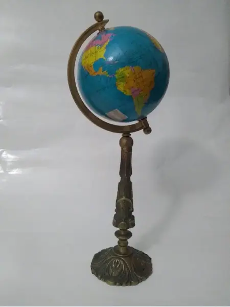 Foto de um(a) Globo Terrestre Latão, da categoria de Globos. Globo terrestre com base em latão fundido. A: 39cm D globo: 9cm Base: 10cm Peso: 900g. Mostrado de uma perspectiva diferente. Vendido no marketplace Trésors.