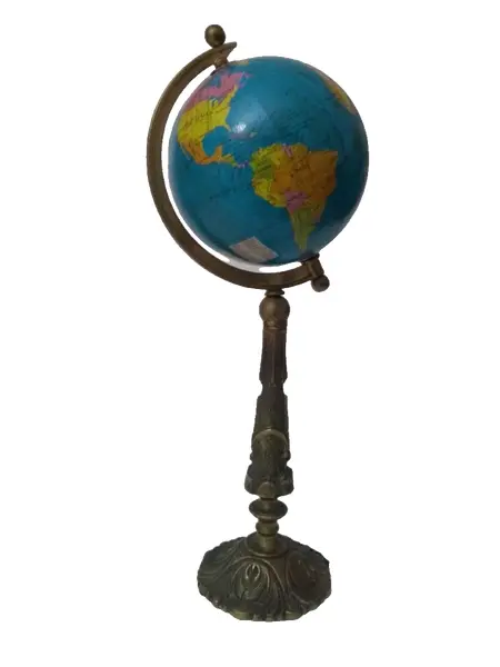 Foto de um(a) Globo Terrestre Latão, da categoria de Globos. Globo terrestre com base em latão fundido. A: 39cm D globo: 9cm Base: 10cm Peso: 900g. Vendido no marketplace Trésors.