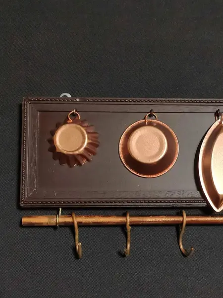 Foto de um(a) Suporte em Madeira 70'S, da categoria de Suportes decorativos. Suporte de madeira com mini formas da década de 1970 em metal com pátina rosé gold e barra e ganchos em cobre. Acompanha... Mostrado de uma perspectiva diferente. Vendido no marketplace Trésors.