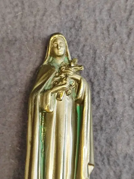 Foto de um(a) Imagem Santa Rita Antimônio Década de 1940, da categoria de Objetos religiosos e espirituais. Imagem de santa rita em antimônio com pátina bronze oxidada, década de 1940. A: 15,5 cm / L: 5 cm / P: 5 cm / peso: 280g. Mostrado de uma perspectiva diferente. Vendido no marketplace Trésors.