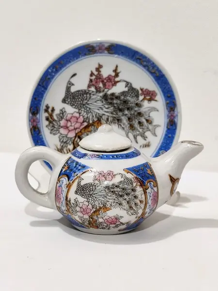 Foto de um(a) Mini Conjunto em Porcelana Chinesa, Década de 1970, da categoria de Conjuntos de café e chá. Miniatura chinesa de chaleira e prato em porcelana policromada com pavão e flores de cerejeira, década de 1970. A da... Mostrado de uma perspectiva diferente. Vendido no marketplace Trésors.