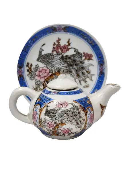 Foto de um(a) Mini Conjunto em Porcelana Chinesa, Década de 1970, da categoria de Conjuntos de café e chá. Miniatura chinesa de chaleira e prato em porcelana policromada com pavão e flores de cerejeira, década de 1970. A da... Vendido no marketplace Trésors.
