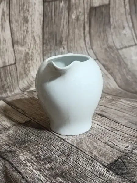 Foto de um(a) Cremeira Porcelana Branca, Década de 1970, da categoria de Cremeiras. Cremeira em porcelana branca lisa, década de 1970 sem marca do fabricante A: 9,5cm L alça até o bico: 12cm D: 8,5cm. Mostrado de uma perspectiva diferente. Vendido no marketplace Trésors.