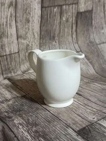 Foto de um(a) Cremeira Porcelana Australiana Maxwell Williams, Década de 1990, da categoria de Cremeiras. Cremeira em porcelana branca lisa, década de 1990 marca: maxwell williams designer homewares, procedência australiana A:... Mostrado de uma perspectiva diferente. Vendido no marketplace Trésors.