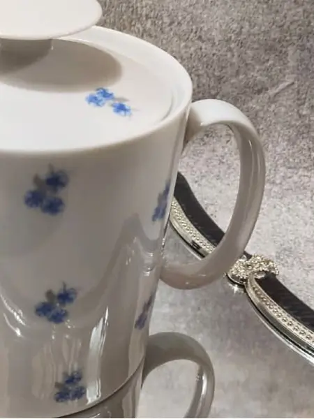 Foto de um(a) Bule de Leite Miosótis Anos 70, da categoria de Leiteira. Bule de leite em porcelana branca com miosótis em azul cobalto, década de 1970, sem marca do fabricante. A: 14 cm /... Mostrado de uma perspectiva diferente. Vendido no marketplace Trésors.