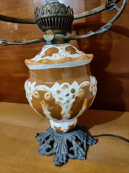 Foto de um(a) Abajur Lampião Faiança Estilo Art Nouveau, Década de 1970, Natalino Tomasi, da categoria de Abajures. Abajur de mesa tipo lampião, faiança com estilo art nouveau em relevo na côr mostarda e bege. Estrutura em alumínio fundido... Mostrado de uma perspectiva diferente. Vendido no marketplace Trésors.
