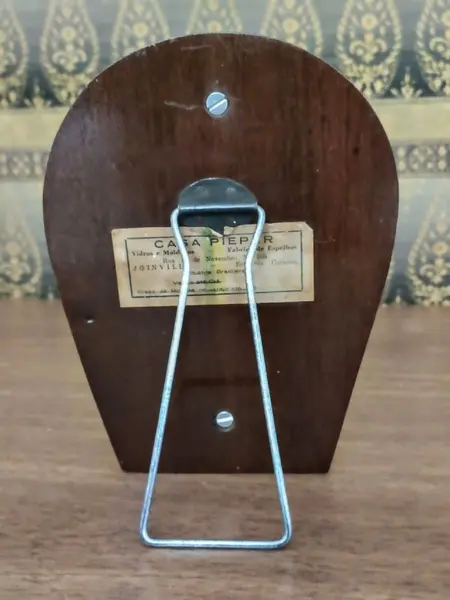 Foto de um(a) Porta Retrato Madeira e Vidro Anos 40, da categoria de Porta retratos. Porta retrato em madeira com vidro aparafusado e suporte em metal da casa pieper, joinville-sc, década de 1940.A: 21 cm / L:... Mostrado de uma perspectiva diferente. Vendido no marketplace Trésors.