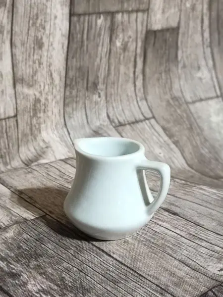 Foto de um(a) Cremeirinha Porcelana Branca, Década de 2000, da categoria de Cremeiras. Cremeira em porcelana branca lisa, década de 2000 marca: porcelain china, procedência chinesa A: 6,5cm L alça até o bico:... Mostrado de uma perspectiva diferente. Vendido no marketplace Trésors.