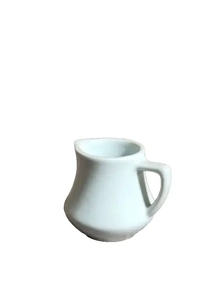 Foto de um(a) Cremeirinha Porcelana Branca, Década de 2000, da categoria de Cremeiras. Cremeira em porcelana branca lisa, década de 2000 marca: porcelain china, procedência chinesa A: 6,5cm L alça até o bico:... Vendido no marketplace Trésors.