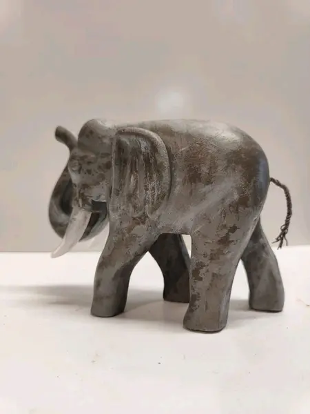 Foto de um(a) Elefante Africano em Madeira, Década de 1990, da categoria de Modelos e estatuetas. Elefante africano esculpido em madeira monocromático, dentes de acrílico e rabo de cobre, década de 1990.A 11 cm L: 13,5 cm... Mostrado de uma perspectiva diferente. Vendido no marketplace Trésors.